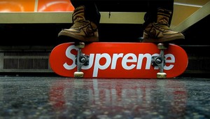 Od skejtovania po diktovanie trendov: Príbeh značky Supreme