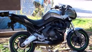 Vodič motorky, ktorá po jeho páde pokračovala v jazde ďalej, zomrel. Zraneniam podľahol v nemocnici