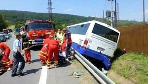Nehoda autobusu, 10 ľudí sa zranilo
