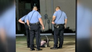 Dieťa v autosedačke uprostred parkoviska našiel len vďaka fastfoodu. Je z neho hrdina