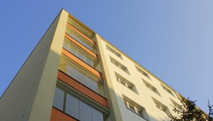 S mužom a s dieťaťom sa zrútil balkón. Padali z piatich metrov