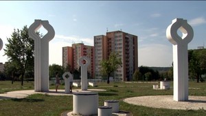 Kamenné kvety opäť rozkvitli. Aktivisti zachránili významné umelecké dielo