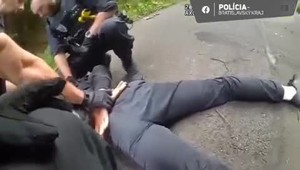 Agresor so slzným sprejom a nožmi napadol dvoch bežcov. Zastavil ho duchaprítomný svedok