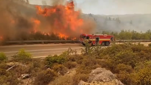 Situácia na Rodose sa dramatizuje. Požiar sa rozšíril k rezortom a ohrozuje dovolenkárov
