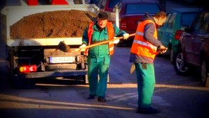 Plátanie výtlkov v Starej Ľubovni. Načo asfalt, keď stačí zemina?