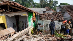 Počet obetí zemetrasenia v Indonézii presiahol 300