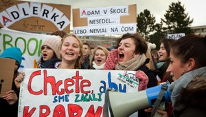 Učitelia odmietli vládnu ponuku, ďalej štrajkujú