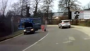 V zákrute sa mu pokazilo auto. V ňom mal aj dve malé deti