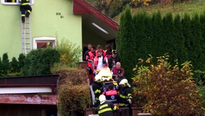 Muž (55) podpálil dom, kde žije s manželkou. Potom sa pokúsil siahnuť si na život