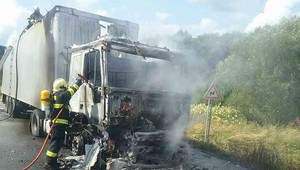 Kamión naložený odpadom začal horieť. Polícia cestu uzavrela