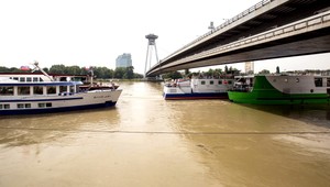 Pre sucho a horúčavy trpí aj lodná preprava. Lode sú uväznené v prístavoch, ľudia stornujú lístky