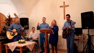 Kapela Mrežovanka: Spevácka očista duše za mrežami, spevákom je odsúdený takáčovec