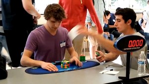 Nový svetový rekord: Tínedžer poskladal Rubikovu kocku za 5,25 sekundy