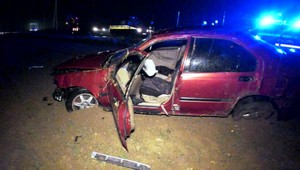 Nezvládol riadenie na mokrej ceste. Auto sa niekoľkokrát prevrátilo