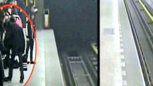 V metre napadol muž cudziu ženu. Udieral ju do tváre