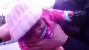 Pomáhať a chrániť v akcii, muži zákona pomohli zúfalej matke a bábätku