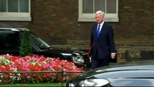 Britský minister obrany rezignoval. Pred rokmi chytal kolegyňu za koleno