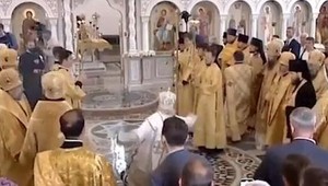 Hlava pravoslávnej cirkvi sa pošmykla na svätenej vode a padla na zadok