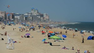 Deň na pláži sa zmenil na boj o život. Ženu prebodol slnečník, zachrániť ju prišla helikoptéra