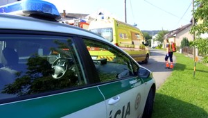 Muž bol agresívny a matka musela zavolať záchranárov. Zabarikádoval sa na povale