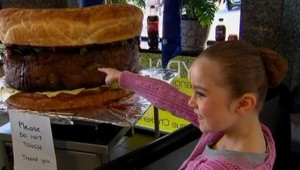 Austrálčania upiekli najväčší hamburger na svete