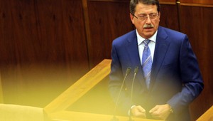 Paška odstupuje z postu predsedu parlamentu. Pod tlakom ulice