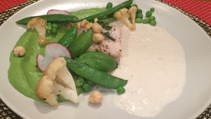 Jemne zaúdený filet ostrieža s orechovou posýpkou, variácie cukrového hrášku