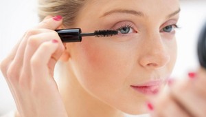 VIDEO: Strhujúci pohľad femme fatale? Známa blogerka vám ukáže, ako zväčšiť objem svojich mihalníc