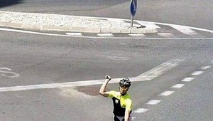 Polícia žiada o pomoc. Hľadajú muža, ktorý hodil kameň do okna nákladiaku