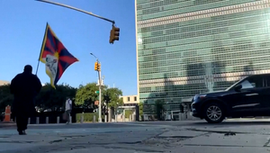 VIDEO: V New Yorku sa pred OSN na protest upálil Tibeťan