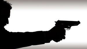 Košický dôchodca prestrelil dvere svojho bytu, policajti ho našli v krčme