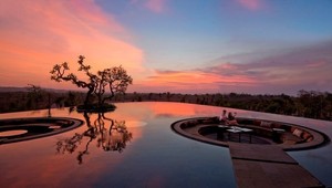 Dvanásťročný chlapec sa pohádal s matkou. Vzal jej kreditku a odletel na Bali