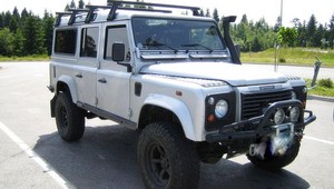 Požiar v Banskej Bystrici. Podpaľač zapálil terénne auto