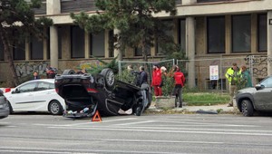 Nehoda na Zochovej: Limuzína sa prevrátila na strechu a poškodila autá