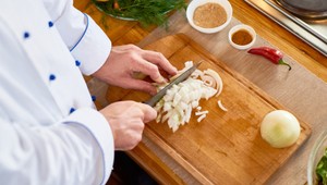 Takto krájajte cibuľu ako profesionál