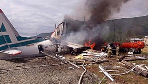 Lietadlo prešlo ranvej a po náraze do budovy vzplanulo. Núdzové pristátie si po zlyhaní motoru vyžiadalo dve obete