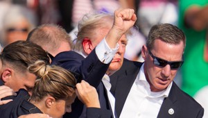 Útočník, ktorý strielaľ na Donalda Trumpa bol samotár