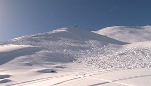 Snowboardista strhol lavínu. V mase snehu však nikoho nenašli