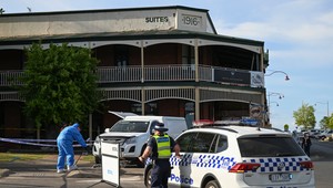 Auto vrazilo do ľudí pred hotelom. Zahynulo 5 osôb vrátane 2 detí