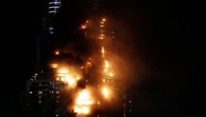 Fotograf v Dubaji unikol pred požiarom visiac z balkóna