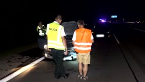 Pri prechádzaní cez cestu muža postupne zrazili dve autá