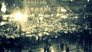 Pred 30 rokmi vyháňali ľudí z námestia obuškami a vodnými delami