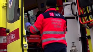 Podgurážený muž hodil po kolegovi stoličku. Tomu sa zapichla do krku