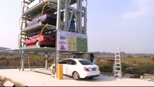 V Číne vyriešili problém s parkovaním. Autá uložili na ruské koleso