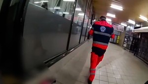 VIDEO: Žena porodila dieťa priamo na vlakovej stanici. Asistovali jej policajti