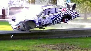 Brutálna nehoda na rely. Auto preletelo cez bariéry až do rieky!