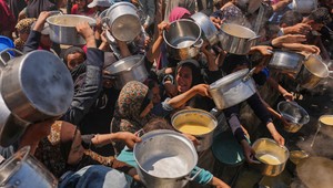 V Pásme Gazy sa prevrátil nákladiak s humanitárnou pomocou. Zomrelo viac ako 20 ľudí