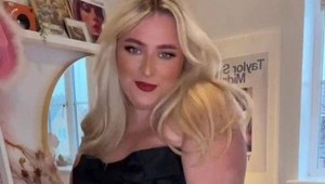 Outfity tejto bacuľky si ženy zamilovali: Aj s kilami navyše môžete cez sviatky zažiariť!