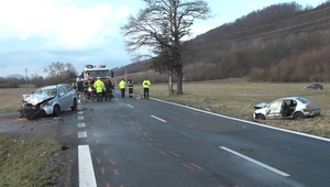 Po čelnej zrážke skončili vodiči s vážnymi zraneniami v nemocnici