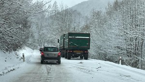 Kvôli počasiu zakázali prejazd cez horský priechod. Neprejdú len niektoré vozidlá